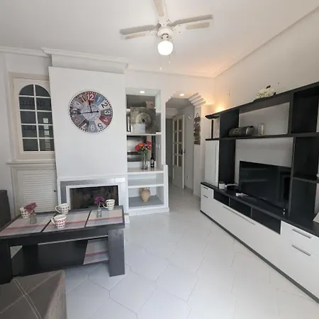 Traditional Two Bed In Tv18