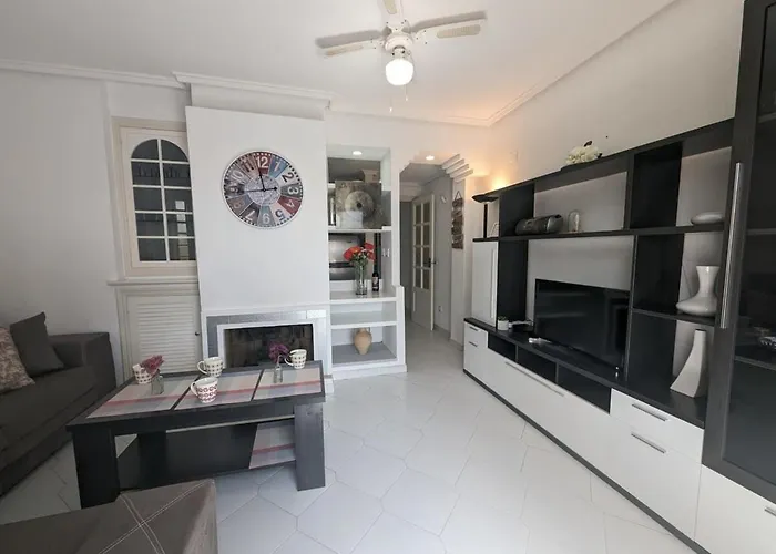 Traditional Two Bed In Tv18