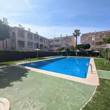 Traditional Two Bed In Tv18 Apartment *