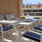Traditional Two Bed In Tv18 Appartement *